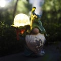 Miniatyrbild 8 av 10: Dvergstatue Gnome-figur som bærer magisk ball Solar Resin