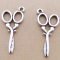 Pikkukuva 4 / 4: 200 kpl Vintage Sakset Muoto Metal Charms Parturityökalu Sakset