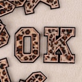 Miniatyrbilde 3 av 4: Leopard Letter Patches Brev Patch Strykejern i Digital Patche