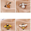 Miniatyrbilde 10 av 10: 3 stk Pearl Bee Corsage Krystallbrosje C C C