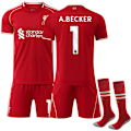 Pikkukuva 1 / 2: 2025-2026 Liverpoolin lasten kotipelipaita, peliasu nro 1 A. Becker 22