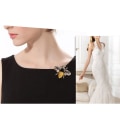 Miniatyrbilde 7 av 10: 3 stk Pearl Bee Corsage Krystallbrosje B B B