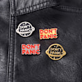 Miniatyrbilde 3 av 10: 4 stk Don't Panic Brosjer Emaljepinner 02 02 02