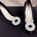 Miniatyrbillede 6 af 7: 2stk Skoclips Skinnende dekorative klips PIN-STIL PIN-STIL Pin style