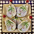 Miniatyrbilde 10 av 10: Oyster Shell Art Ornament Julehengende anheng B B B