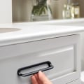 Pikkukuva 10 / 10: Kaappi vaatekaappi oven kahva kalustekahva MUSTA 128mm 128mm black 128mm-128mm