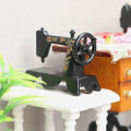 Miniatyrbilde 7 av 10: Tre tebord dukkehus symaskin 3 3 3