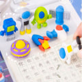 Miniatyrbillede 2 af 6: 2 STK Astronaut Sjove Viskelæder Sød Gummi Børneskole 2 Box random