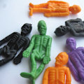 Pikkukuva 5 / 10: 24 kpl Skull Doll Skeleton Riipus 6CM4 VÄRIT 4 VÄRIÄ 6cm4 Colors