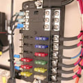 Miniatyrbild 4 av 5: Bilbåtsäkringsdosa 5026 Blade Säkringsblock 32V100A 12 Kretsar med Jord och Lock