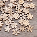Miniatyrbilde 4 av 5: 100 stk. Treskiver Blomsterform Ubehandlede Treutskjæringer Håndverk DIY Dekorasjon
