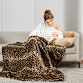 Miniatyrbillede 3 af 5: Tæppe med leopardprint til seng, sofa, rejse og camping, super blødt og behageligt fluffy tæppe (50\" x 60\")