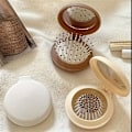 Miniatyrbild 2 av 4: 1:a Mini Bärbar Damkam med Spegel - Lättvikts Bifold Reskam för Utomhusbruk  Beige Gul