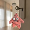 Miniatyrbillede 5 af 5: Skør Tegneserie Søstjerne Plyslegetøj Fyldt Bevægelig Pink Femtakket Stjerne Plysdukke Nøglering Vedhæng Rygsæk Håndtaske Hængende Dekoration Børn Voksne
