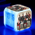 Miniatyrbillede 1 af 5: Led Digital Soveværelse Vækkeur Nem Indstilling Cube Vækkeure Med 4 Sidet Bts  Blødt Nattelys Stort Display Farve Nattelys Ur 16
