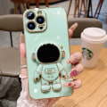 Pikkukuva 1 / 6: 6D galvanoitu astronautti piilotettu jalustakotelo iPhonelle Naisastronautti taittuva jalusta iPhone-kotelo kamerasuojalla Pehmeä TPU iskunkestävä puskuri Green iPhone 14 Pro Max