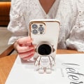 Miniatyrbilde 4 av 7: 6D Elektroplettert Astronaut Skjult Stativ Etui for iPhone Kvinner Astronaut Folding Stativ iPhone Etui med Kamera Beskytter Myk TPU Støtsikker Bumper White iPhone 15 Pro