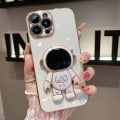 Miniatyrbillede 1 af 7: 6D Elektroplettet Astronaut Skjult Stativ Etui til iPhone Kvinder Astronaut Foldbart Stativ iPhone Etui med Kamera Beskytter Blød TPU Stødsikker Bumper White iPhone 15 Pro Max