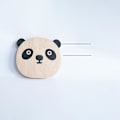 Pikkukuva 5 / 5: Pähkinäpuinen alusta kupille, söpö karhu kaiverrettu intarsia-tekniikalla, C