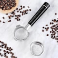 Pikkukuva 5 / 5: 54 mm pohjaton portafilteri, 53 mm espresson tamppaaja 8-sarjan espressokoneille mustalla korilla