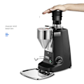 Miniatyrbilde 3 av 5: Kvernen presser og blåser for å rengjøre rester av malt pulver, smil for Mazzer Mini kaffe