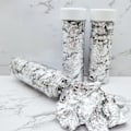 Pikkukuva 4 / 5: Kakun koristeluun kultafoliopaperin palat, paistettu mousse-jälkiruoka, kakun tarvikkeet Silver