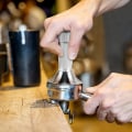 Pikkukuva 3 / 5: 54 mm pohjaton portafilteri, 53 mm espresson tamppaaja 8-sarjan espressokoneille mustalla korilla