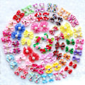 Miniatyrbild 1 av 5: 50 st/förpackning Hundhår Bågar Par Strass Pärlor Blommor Topknot Mix Stilar Hund Bågar Husdjur Skötsel Produkter Mix Färger Husdjur Hår Bågar Topknot Gummi