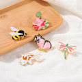 Miniatyrbild 6 av 10: Bee Broscher Kostymkrage Pins B B