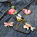 Miniatyrbild 3 av 10: Bee Broscher Kostymkrage Pins A A