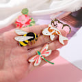 Miniatyrbild 10 av 10: Bee Broscher Kostymkrage Pins C C