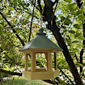 Miniatyrbillede 1 af 5: Fuglefoderhus i træ til kolibrier og papegøjer - Sikker udendørs frøopbevaringsboks med bondehuscharme<br>Rustik naturlig træ hængende haveindretning