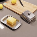 Miniatyrbilde 3 av 5: Smørboks i rustfritt stål med lokk