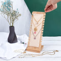 Miniatyrbillede 4 af 5: 12 Slots Halskæde Smykkestativ Bordplade Display Boards Halskæde Showcase Holder Lang Kæde Håndtering Organizer med Læder til Halskæder Vedhæng