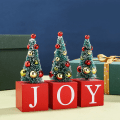 Miniatyrbild 5 av 5: 3 st bordsjulgranar i trä, konstgjorda minijulgranar (röda)
