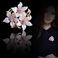Miniatyrbillede 2 af 5: Brosche Pin Stilfulde Blomster Brosche med Skabt Krystal 17.6g