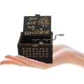 Miniatyrbild 3 av 5: Lasergraverad vintage handvevad musikbox i trä You are my Sunshine Present till födelsedag, jul, alla hjärtans dag (svart)