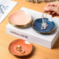 Miniatyrbillede 4 af 5: Keramisk smykkeskål, bakke, ringholder, lille dekorativ nipsgenstandsskål til ringe, øreringe, halskæder, gave, 4 tommer, hvid
