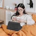 Pikkukuva 5 / 5: Transplant Pehmeä Tabletin Pidike Taskulla, 3 Säädettävää Katselukulmaa, Papupussiteline, Yhteensopiva iPad-tablettien, Kirjojen ja Lehtien Kanssa (Musta)