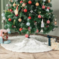 Miniatyrbild 3 av 5: Julgransmatta i konstgjord päls med broderade snöflingor i guld