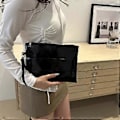 Miniatyrbillede 4 af 5: Trendy Kuvert Stil Clutch Taske Sofistikeret Metallisk PU Læder Håndholdt Håndledstaske til Modebevidste Kvinder Sort Black