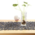 Miniatyrbild 4 av 5: Spetslöpare med öppen blomdesign, tvättbar bordsduk