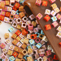 Miniatyrbillede 4 af 5: Bogstavperler til trådning Ca. 1000 stk. Farverige bogstavperler Firkantede håndværksperler Bogstaver A-z Perler til smykkefremstilling（Guld）