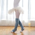 Miniatyrbillede 3 af 4: Ekstra bløde over knæhøje fodløse strikkede benvarmere til kvinder til yoga, ballet og dans (grå)