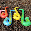 Miniatyrbild 3 av 5: 12-delars uppblåsbart instrumentset för barn med gitarr, mikrofoner och saxofoner för rockband, barnfest, slumpmässig färg