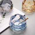 Miniatyrbilde 3 av 5: Askebeger i grått - stor glassaskebeger for sigaretter, et skrivebord