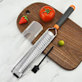 Miniatyrbillede 2 af 5: Citronzester og ostrivejern - Citrus, parmesan, chokolade, muskatnød, hvidløg, ingefær - Silikonehåndtag og rustfrit stålblad med beskyttende låg