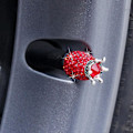 Miniatyrbillede 2 af 3: 4 stk. dæk støvkapsler, Rhinestone dækventilhætter Universal dækventilhætter til bil motorcykel cykel（Rød）