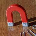 Pikkukuva 3 / 4: Hevosenkengän magneetti / Jääkaappimagneetti - Klassinen (5 cm) Red