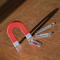 Pikkukuva 4 / 4: Hevosenkengän magneetti / Jääkaappimagneetti - Klassinen (5 cm) Red